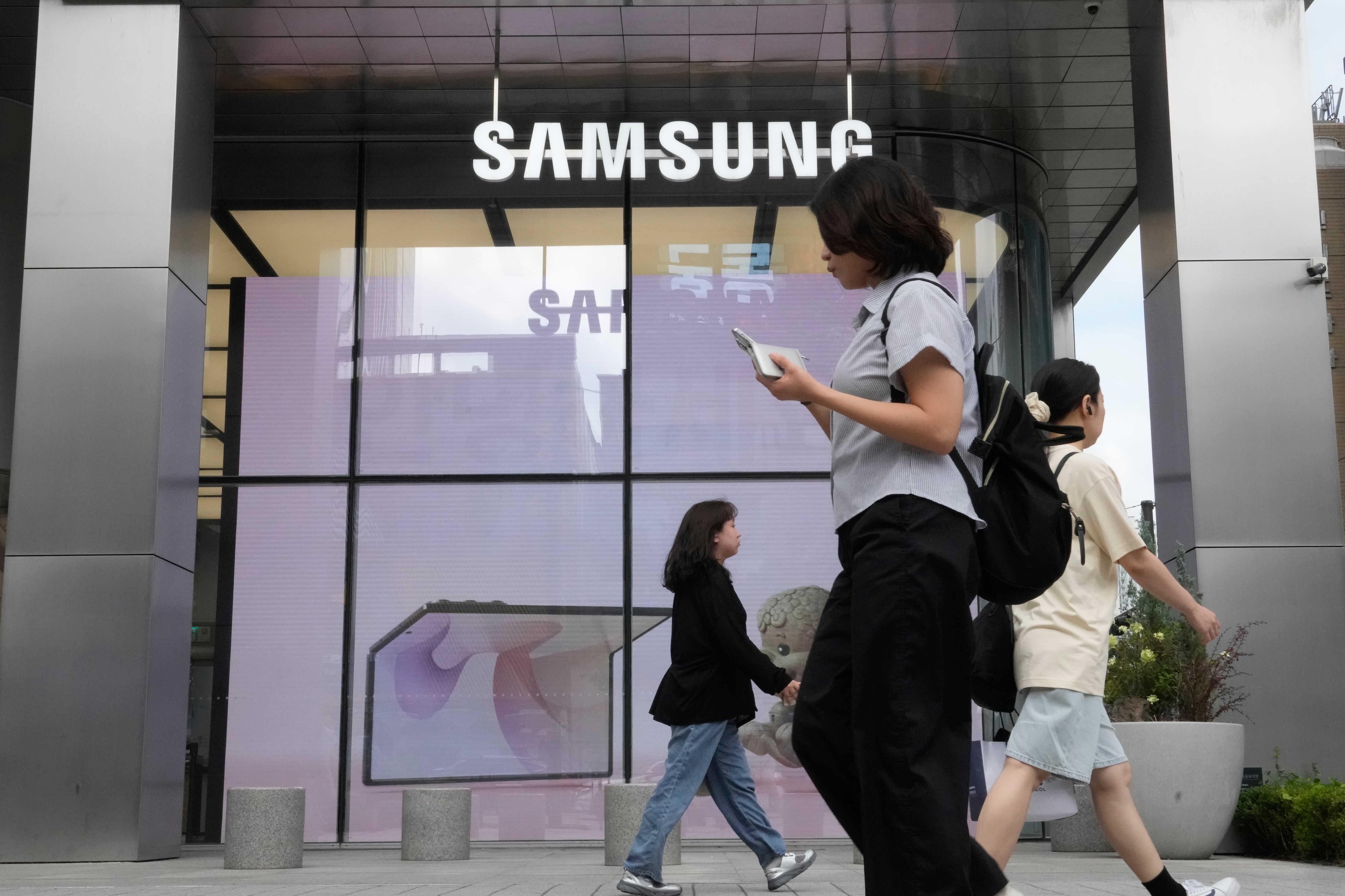 Samsung reports record profit as South Korean chip giants benefit from global AI boom